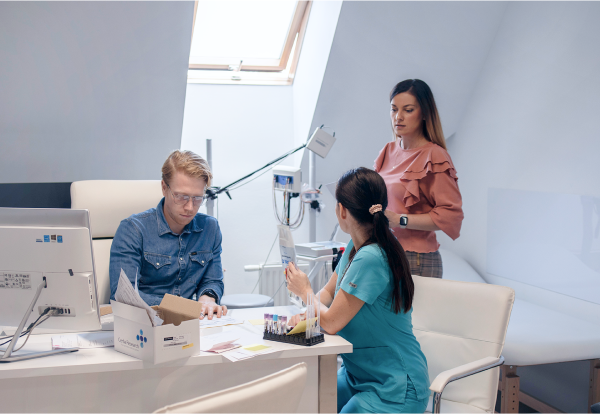 Zjęcie przedstawiające personel w gabinecie.